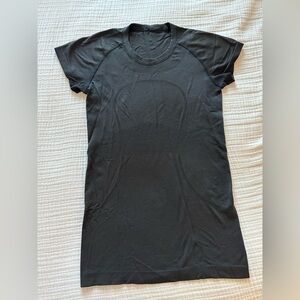 Black Lululemon Swiftly Tech Tee 2.0 size 6 hip length